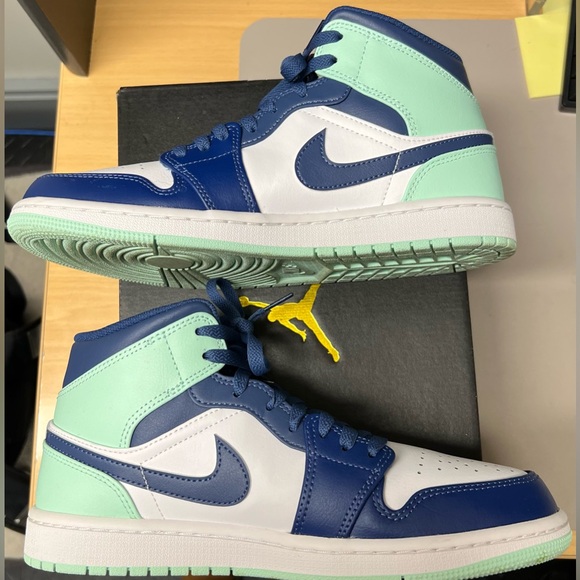 Jordan 1 Mid - Picture 7 of 12